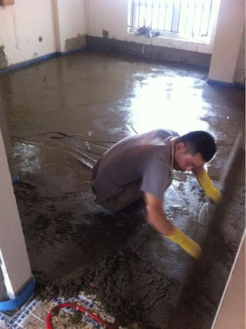浇地坪